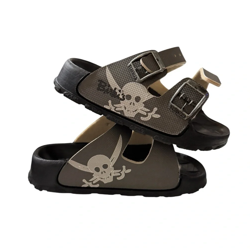 Birki’s by Birkenstock Kids Pirate Skull Sandals – EU 26 / US Toddler 8